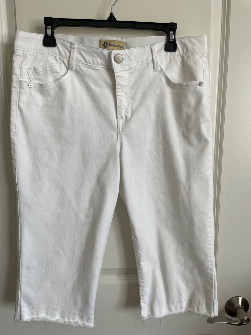 Democracy White Cropped 5-pocket  stretch denim capris EUC